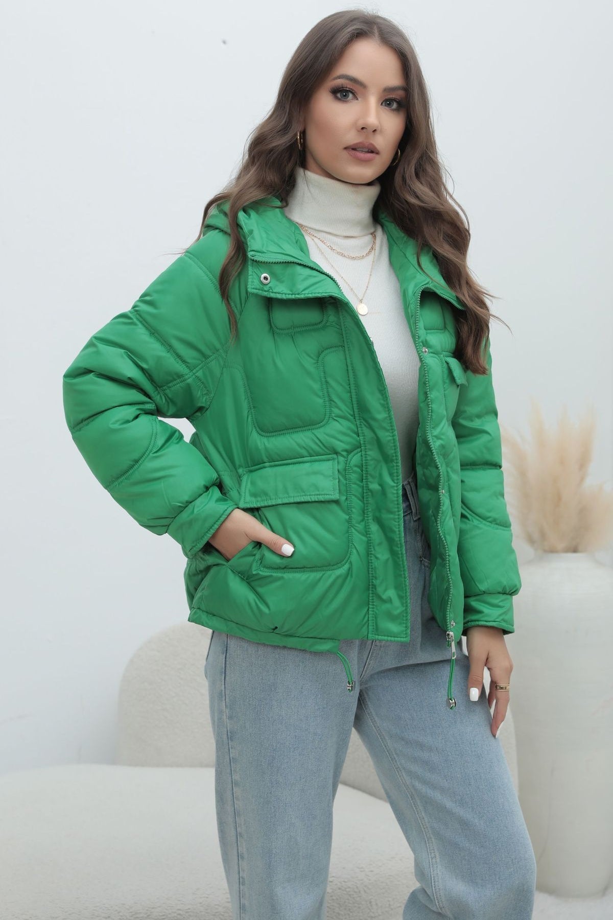 Chaqueta acolchada de cuello alto de color brillante