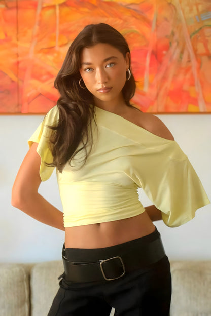 Blusa corta ajustada con un solo hombro