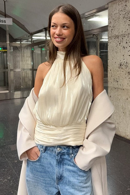Top asimétrico con cuello halter metálico