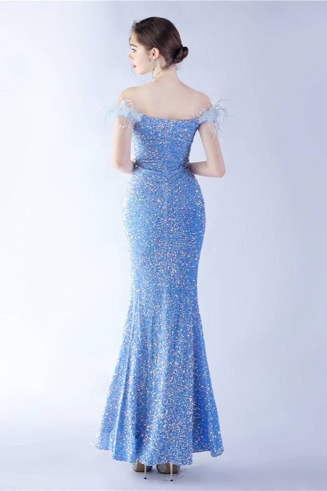 Vestido formal de terciopelo con lentejuelas y plumas de avestruz, con hombros descubiertos