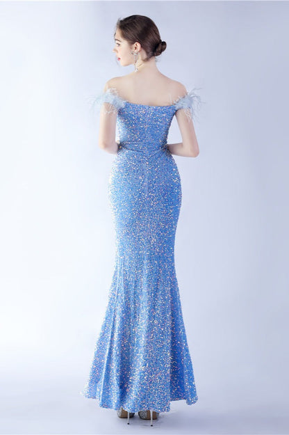 Vestido formal de terciopelo con lentejuelas y plumas de avestruz, con hombros descubiertos