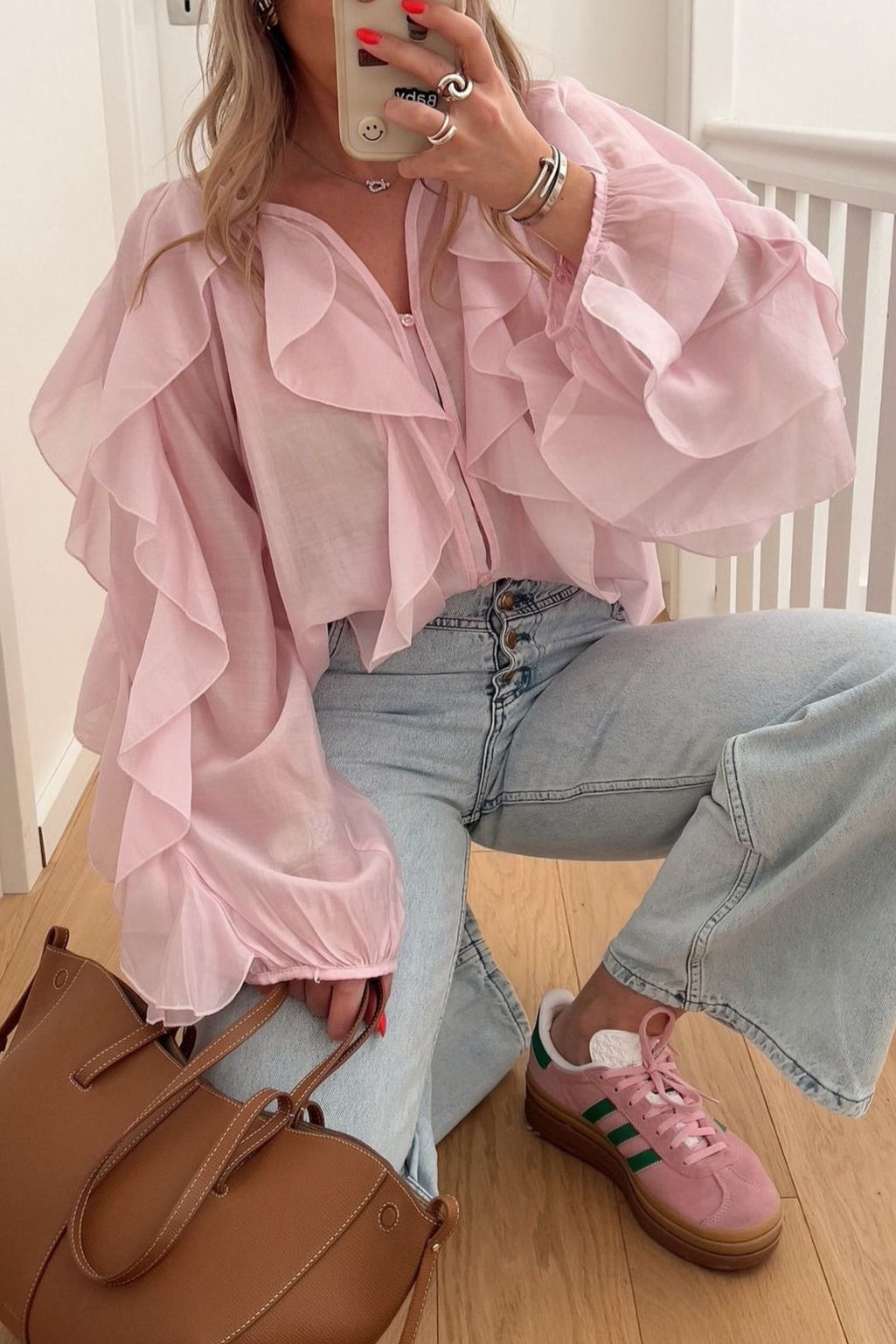 Blusa de moda con cuello en V y volantes para ir a la oficina