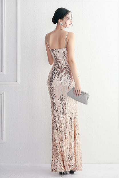 Vestido de noche ajustado con intrincados abalorios