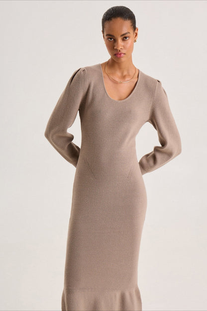 Vestido de suéter con volantes y ribete en contraste