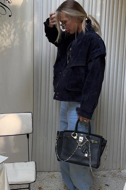 Chaqueta de gamuza con hombros anchos y bolsillos