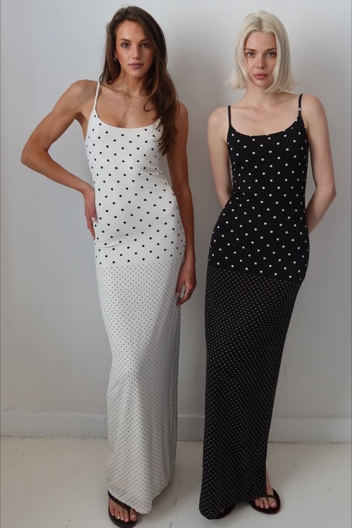 Vestido largo ajustado de lunares con tirantes