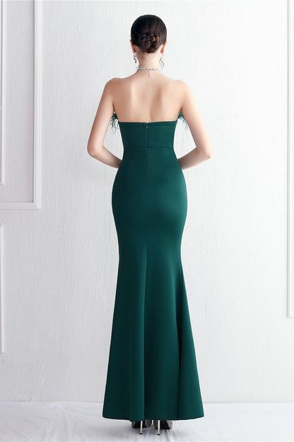 Vestido de fiesta elegante sin tirantes con ribete de plumas