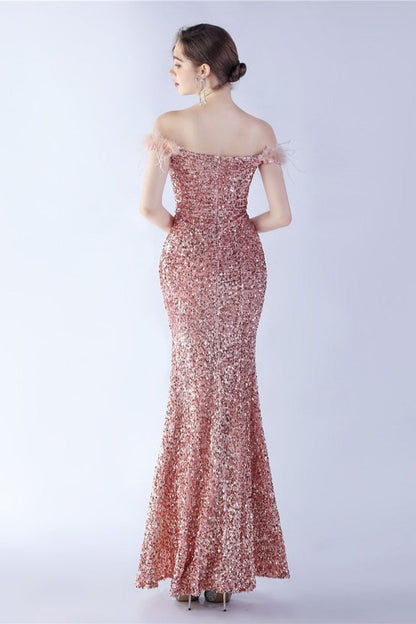 Vestido formal de terciopelo con lentejuelas y plumas de avestruz, con hombros descubiertos