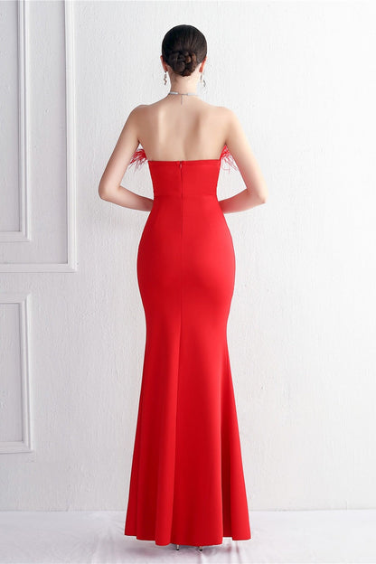 Vestido de fiesta elegante sin tirantes con ribete de plumas
