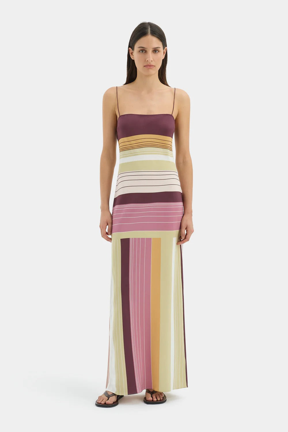 Vestido midi ceñido con tirantes finos, estampado floral elegante y lazo en la cintura