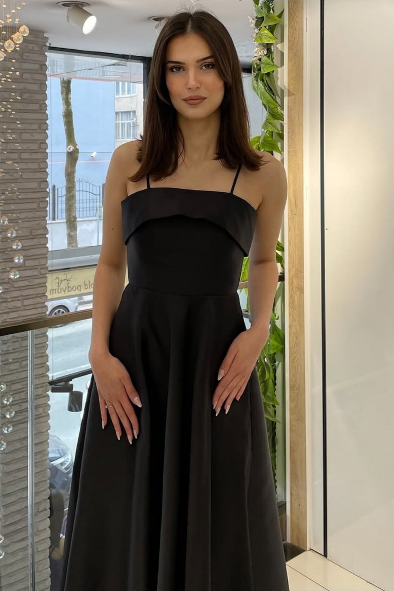 Elegante vestido de noche vintage de satén liso