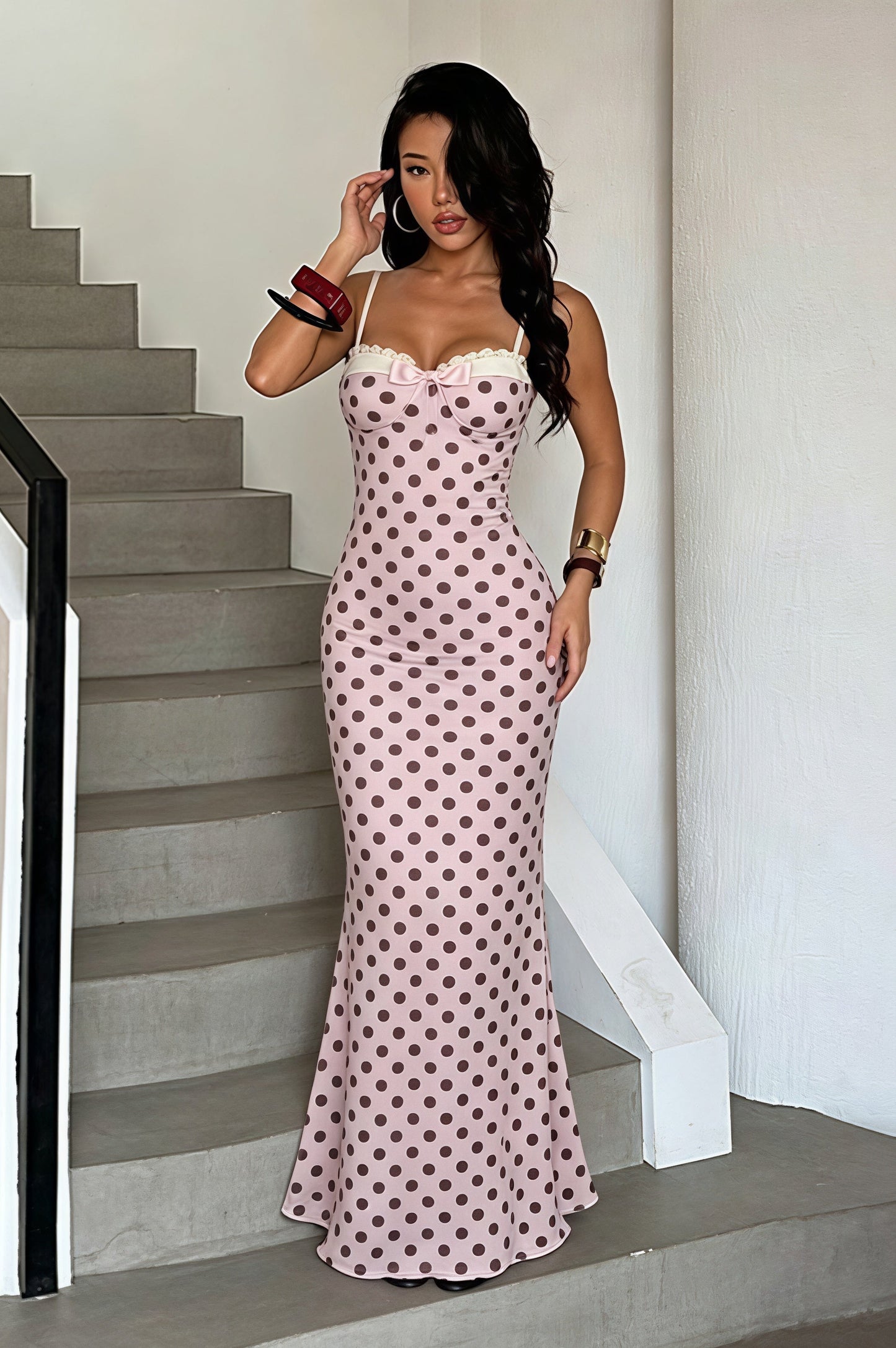 Vestido largo ceñido con tirantes finos y lunares