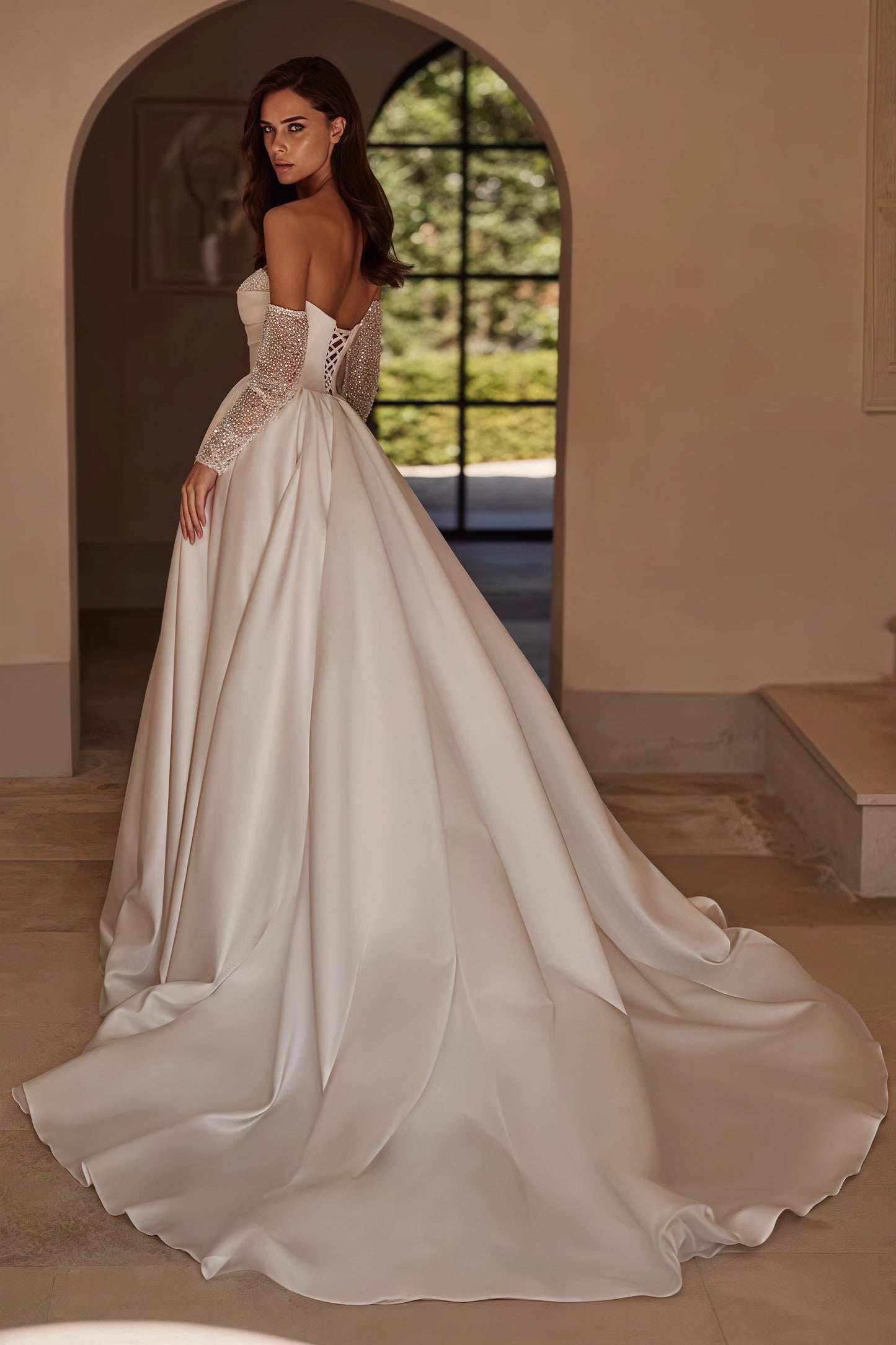 Vestido de Novia de Satén con Escote Palabra de Honor, Cuentas y Abertura Alta