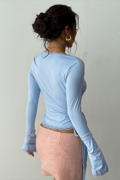 Blusa de manga larga con cuello de pico y detalle de encaje