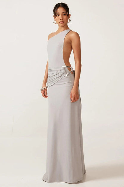 Vestido maxi ajustado sin espalda con detalle metálico sexy