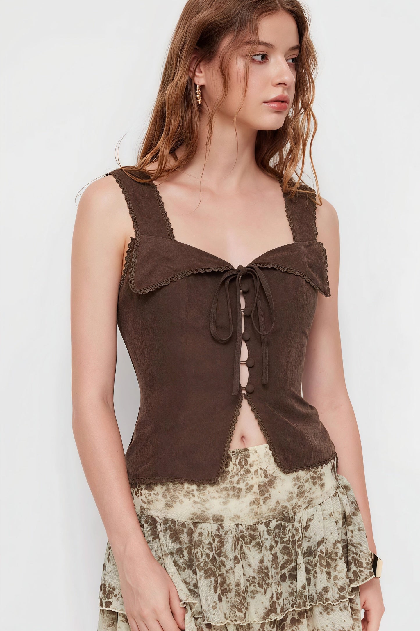Top de tirantes elegantes con lazo fino