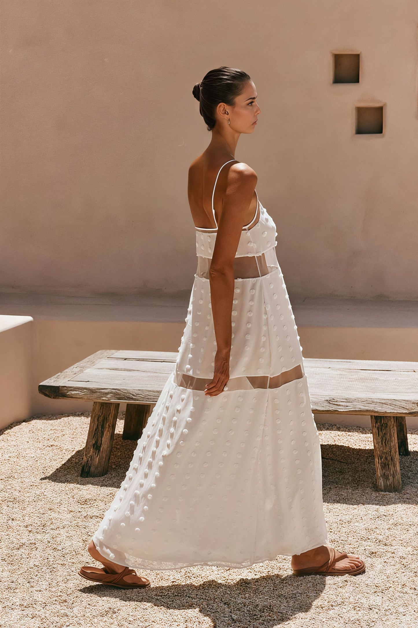 Vestido de vacaciones con tirantes finos, estampado floral texturizado y recortes