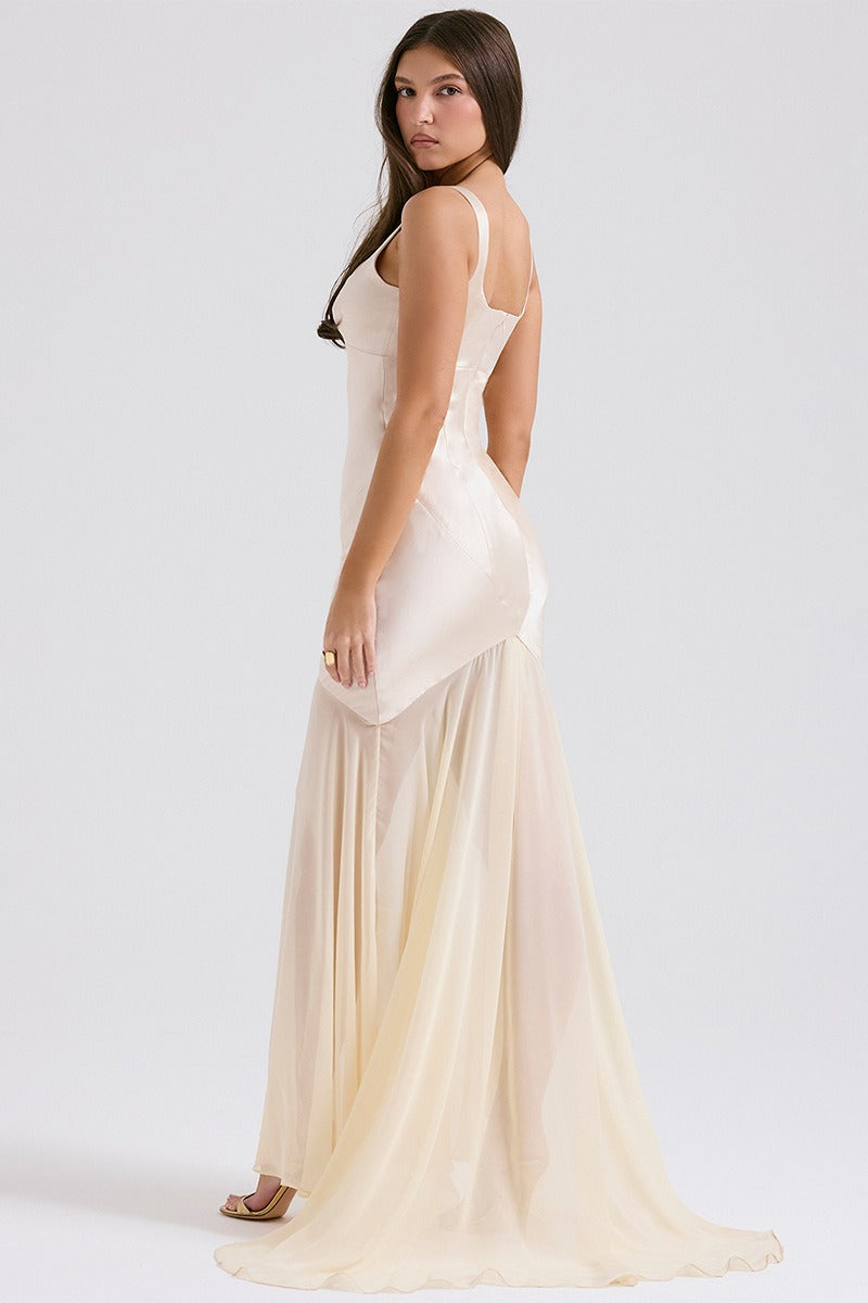 Elegante vestido maxi ceñido con tirantes finos de chifón y satén fluido con retazos