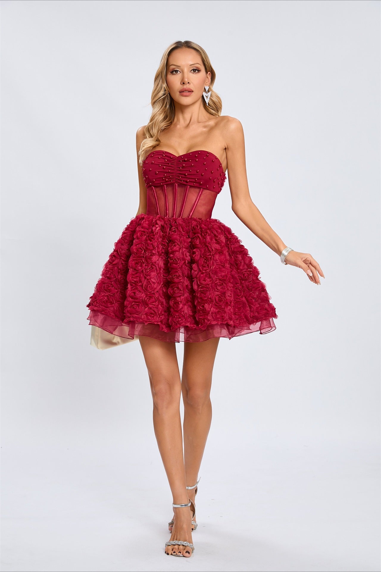 Vestido de fiesta sin tirantes con cuentas y mangas abullonadas