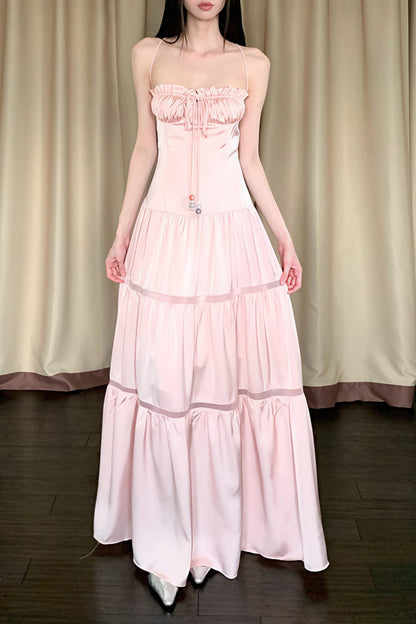 Vestido largo de satén rosa con tirantes finos sin tirantes