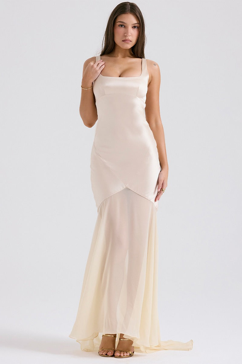 Elegante vestido maxi ceñido con tirantes finos de chifón y satén fluido con retazos