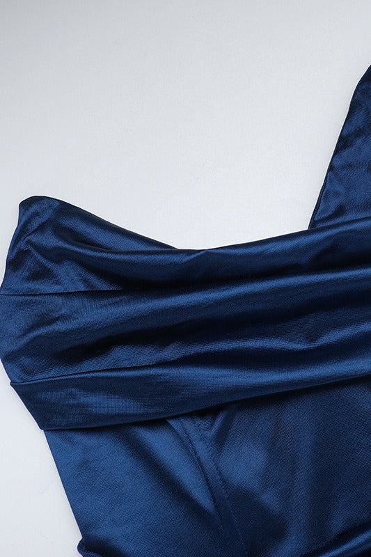 Vestido formal de satén con corsé de escote pronunciado y abertura