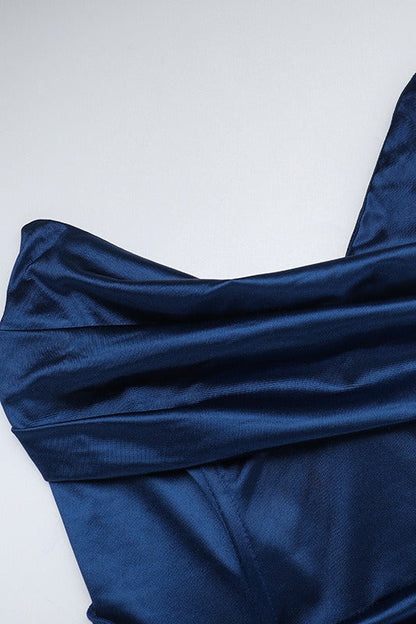 Vestido formal de satén con corsé de escote pronunciado y abertura
