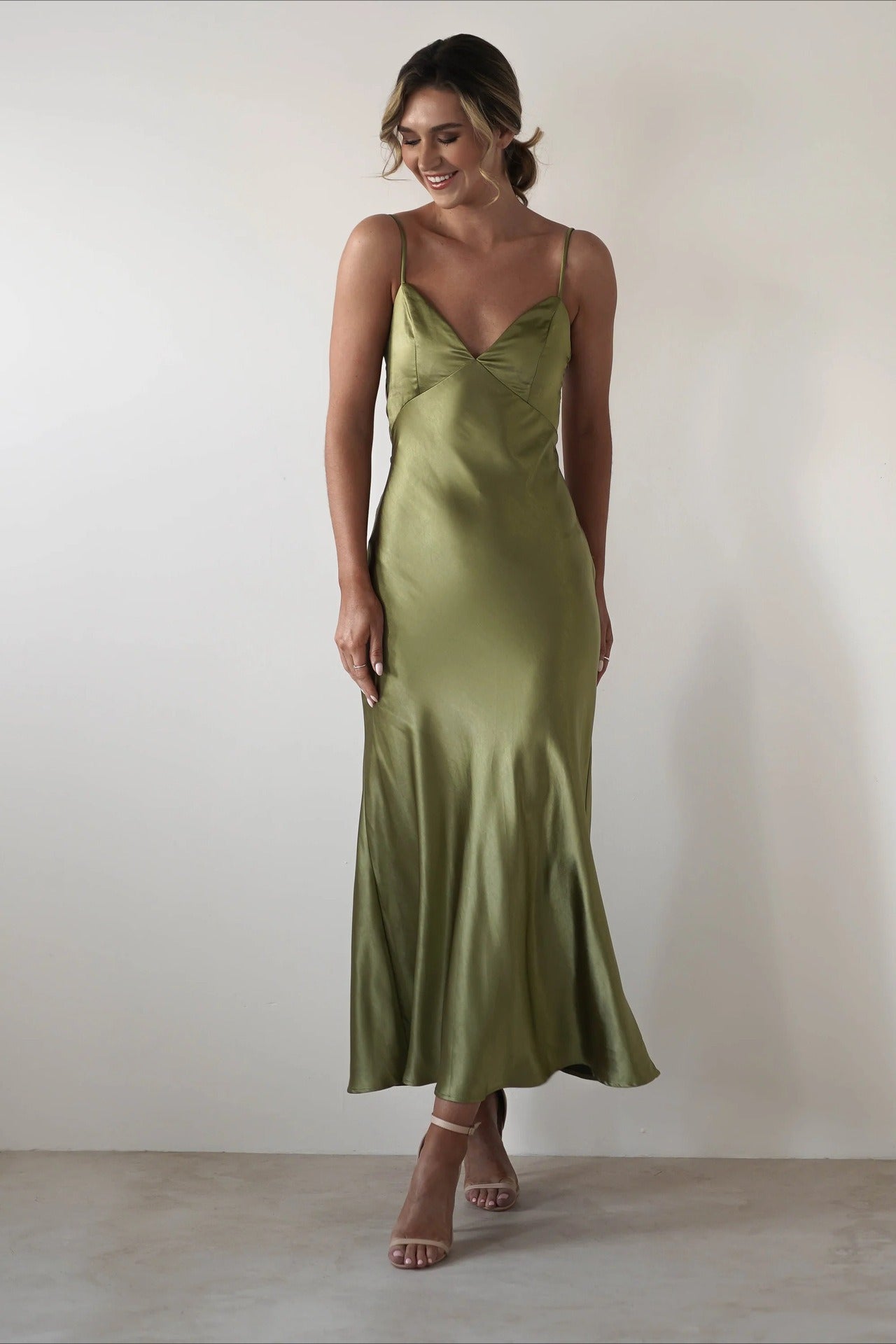 Vestido de fiesta sin espalda con lazo de satén