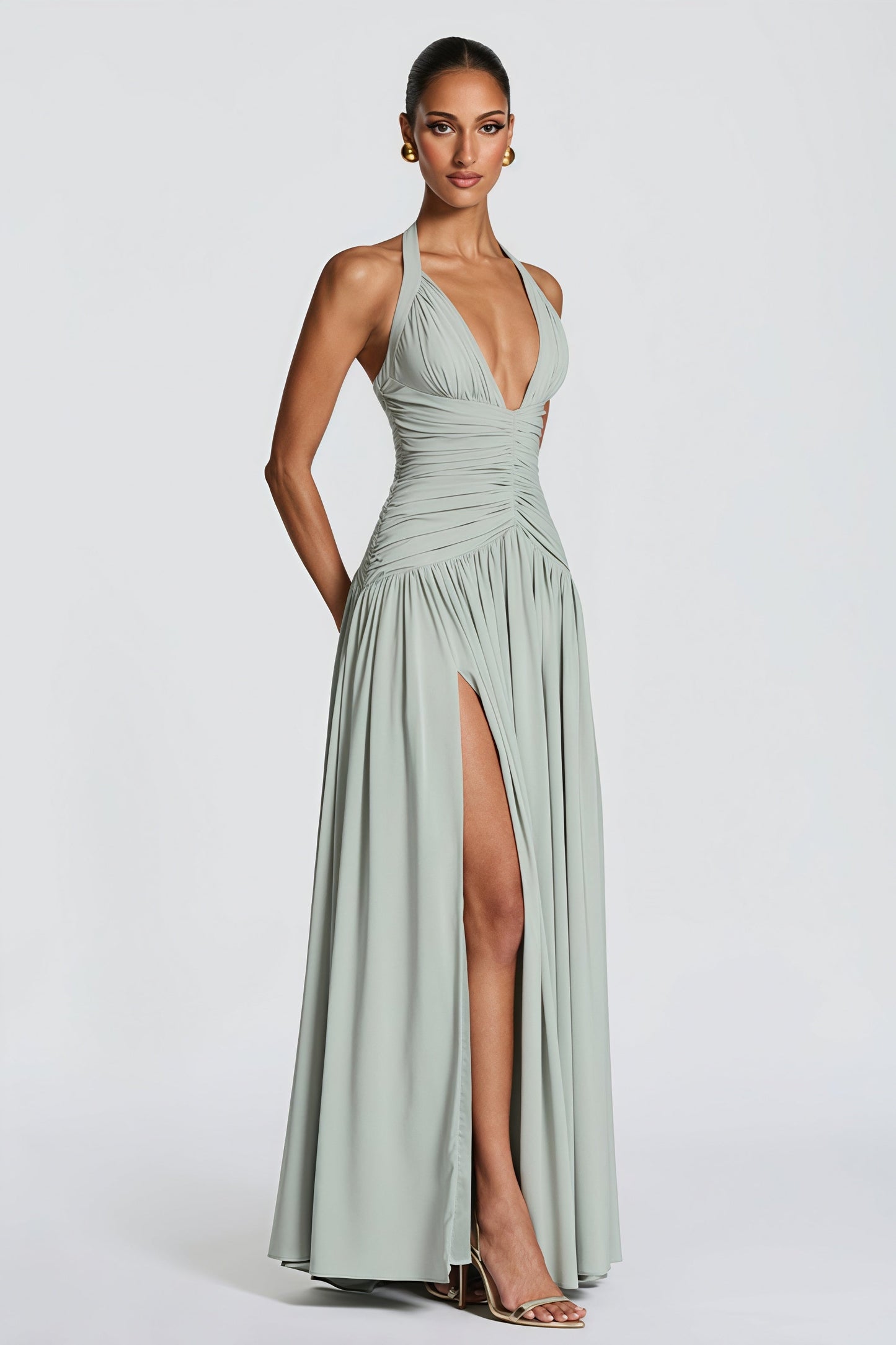 Elegante vestido maxi con cuello halter y espalda descubierta con abertura