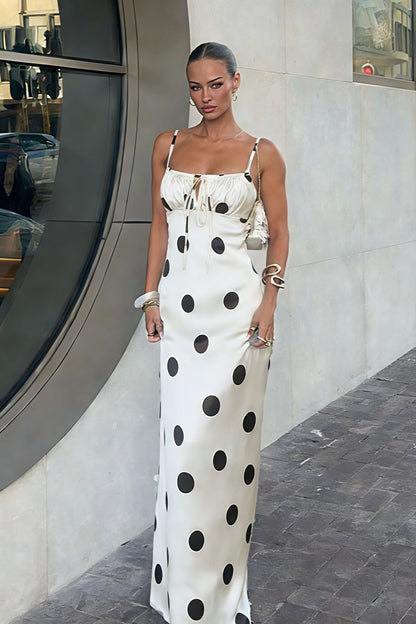 Vestido maxi de satén de seda con tirantes finos y estampado de lunares