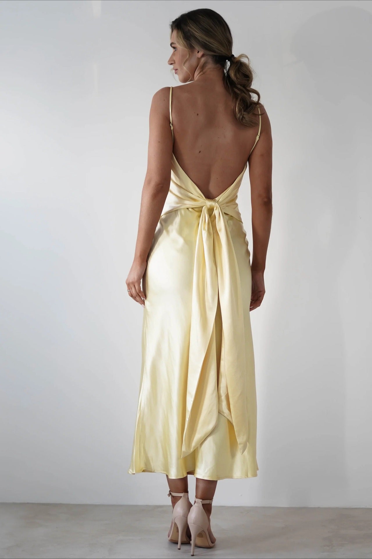 Vestido de fiesta sin espalda con lazo de satén