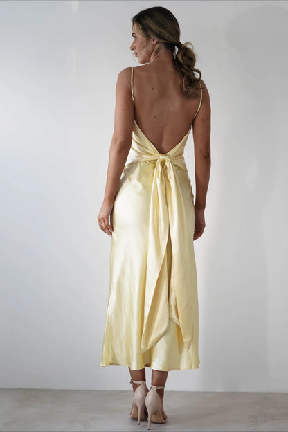 Vestido de fiesta sin espalda con lazo de satén