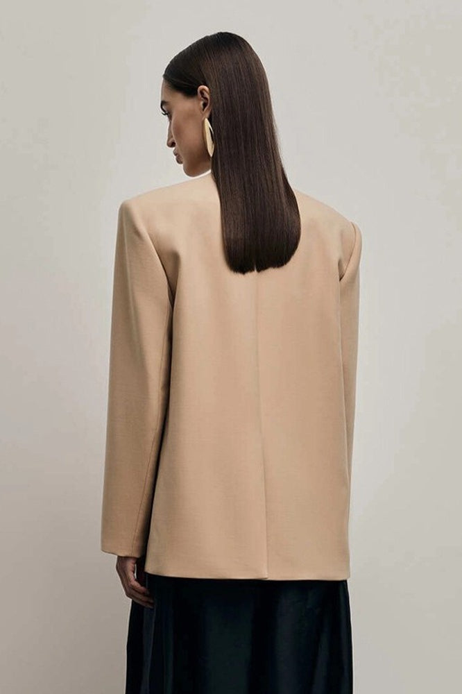 Blazer entallado liso de botonadura sencilla y hombro regular