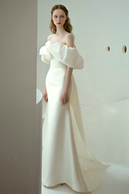 Vestido de novia de sirena de satén con hombros descubiertos