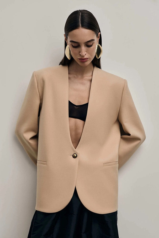 Blazer entallado liso de botonadura sencilla y hombro regular