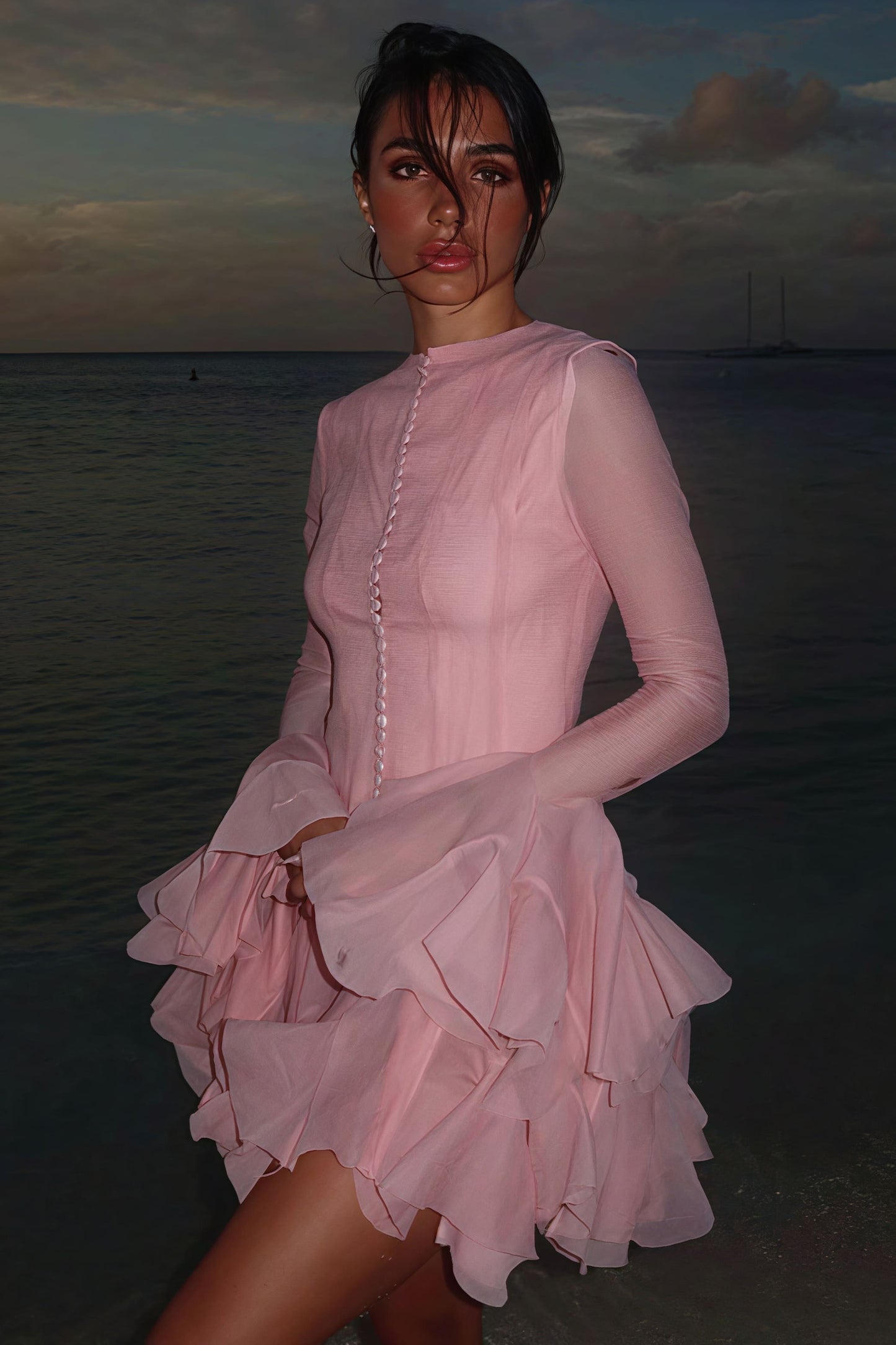 Minivestido Elegante con Volantes, Mangas Largas Abullonadas y Botones