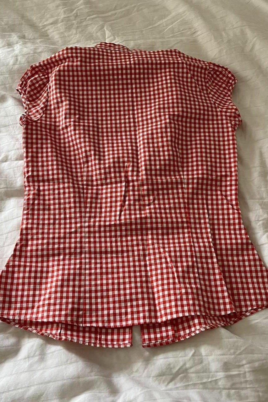 Blusa versátil a cuadros rojos y blancos