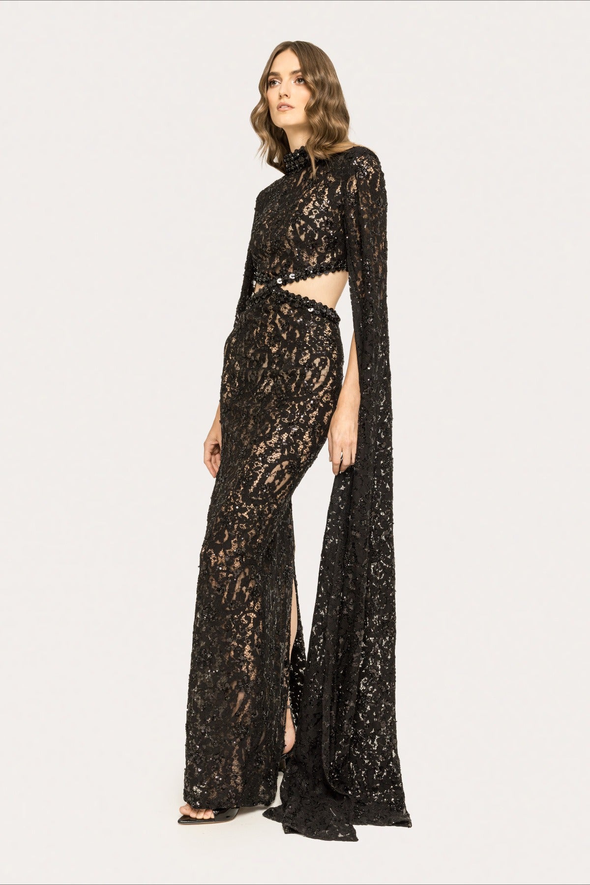 Vestido de recepción entallado con capa, encaje, cuentas y lentejuelas