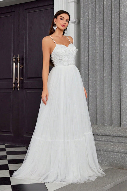 Vestido elegante de recepción de tul mariposa con escote bandeau y tirantes finos