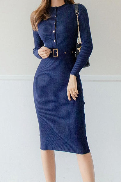Vestido ceñido de punto con botones en la parte delantera