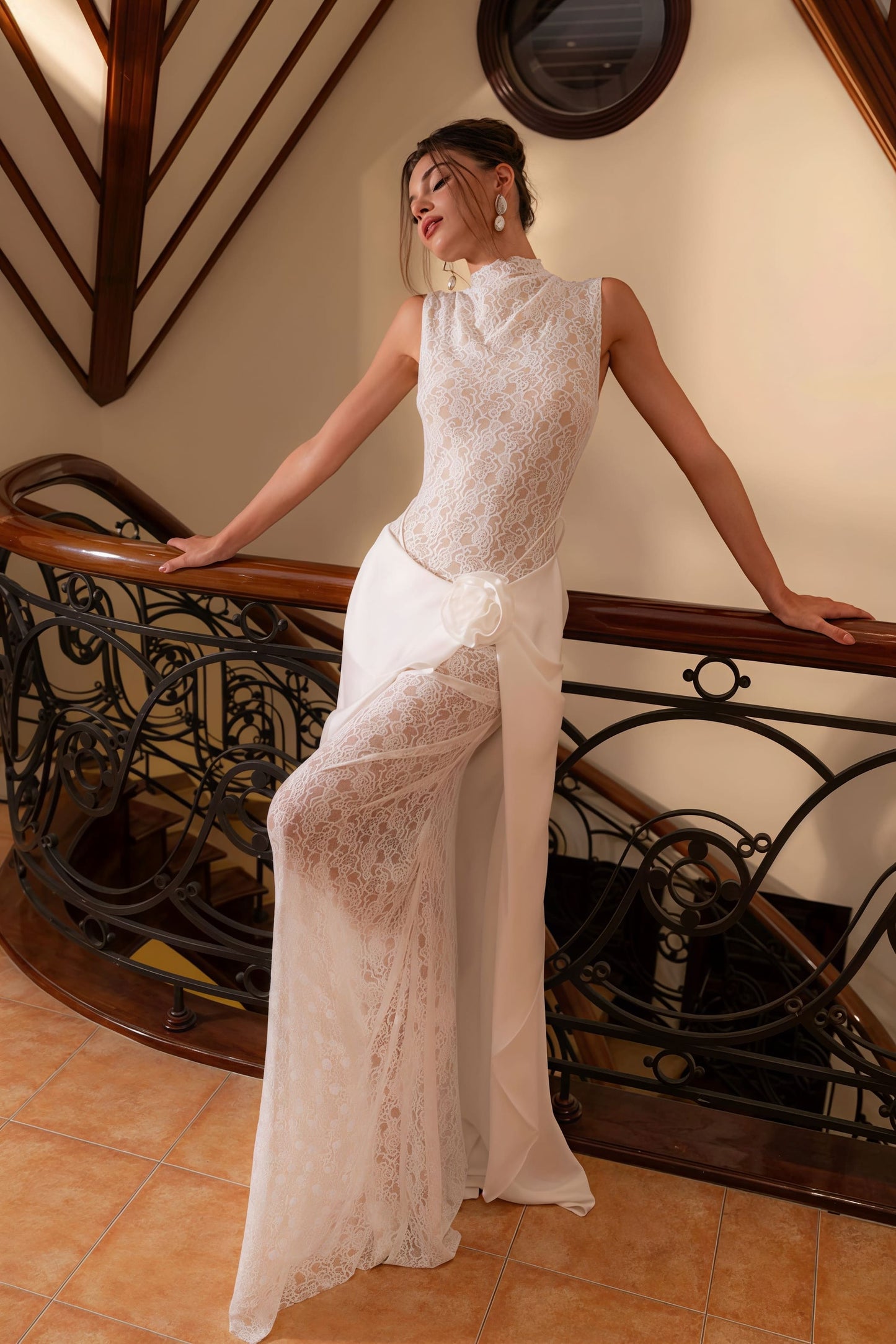Vestido de recepción sin mangas con cuello alto y encaje de flores