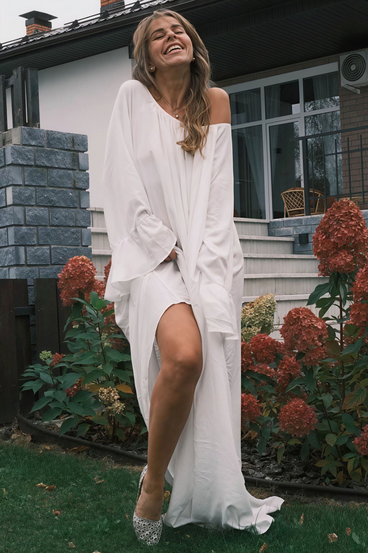 Vestido maxi suelto holgado con bajo acampanado liso