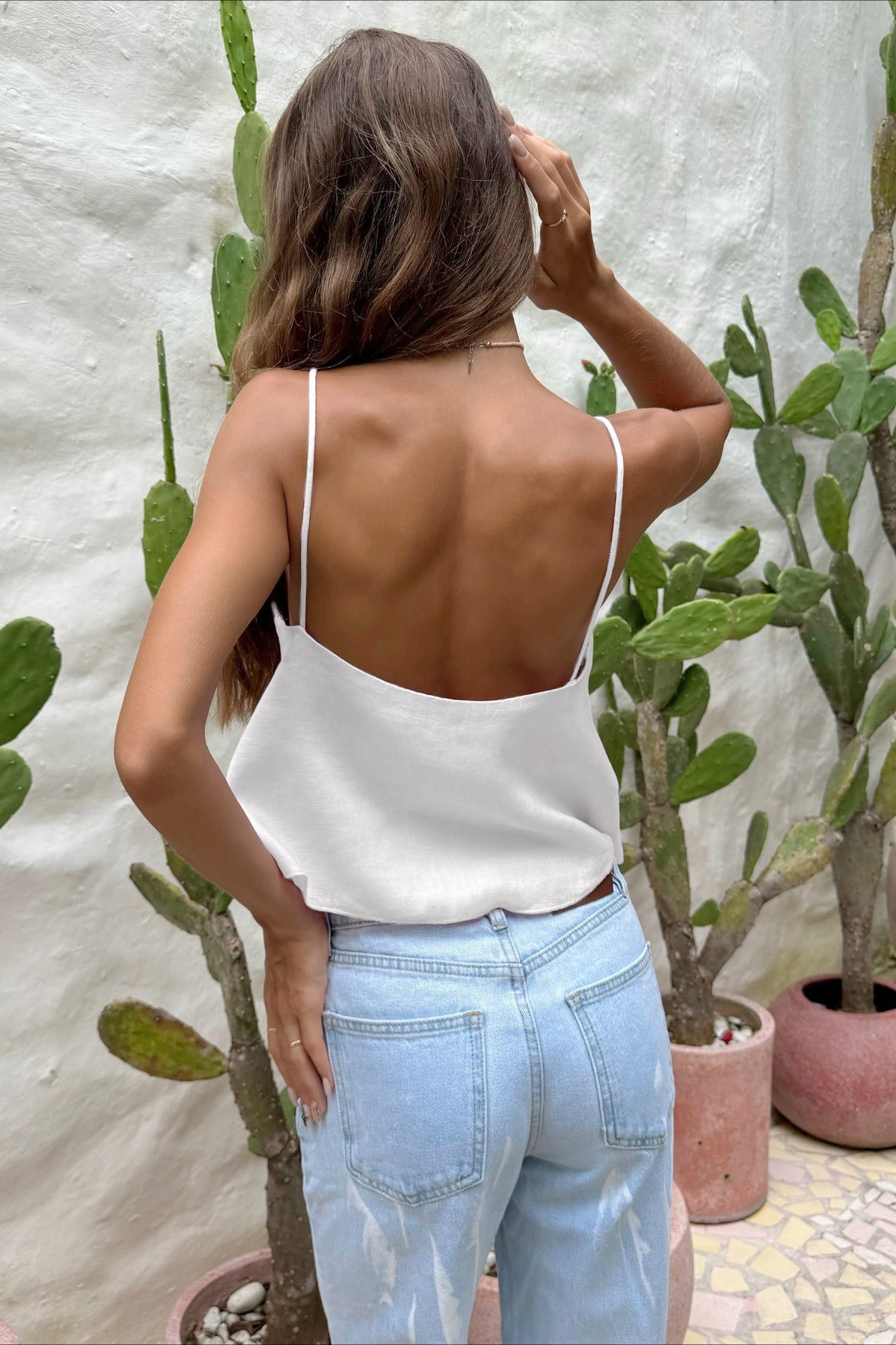 Top camisola trendy con aberturas triangulares, informal y corto de color liso