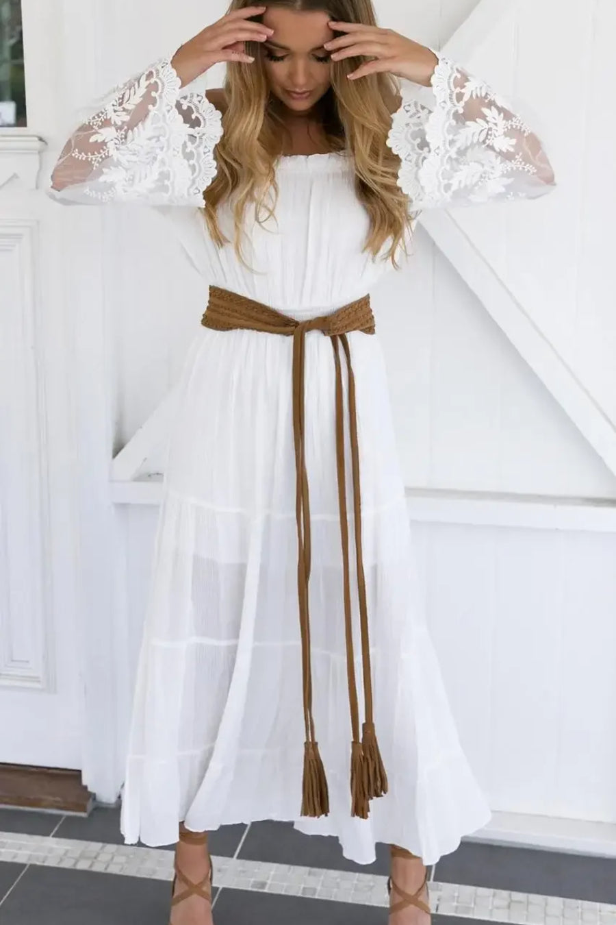 Vestido bohemio con hombros descubiertos y mangas acampanadas