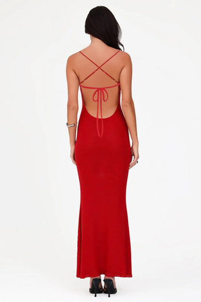 Vestido largo sexi con tirantes finos, espalda descubierta y pedrería