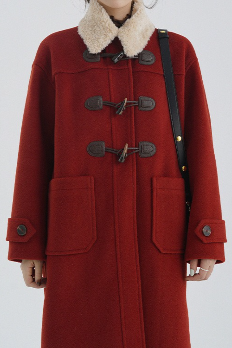 Abrigo rojo vintage de botones de cuerno con cuello de borrego