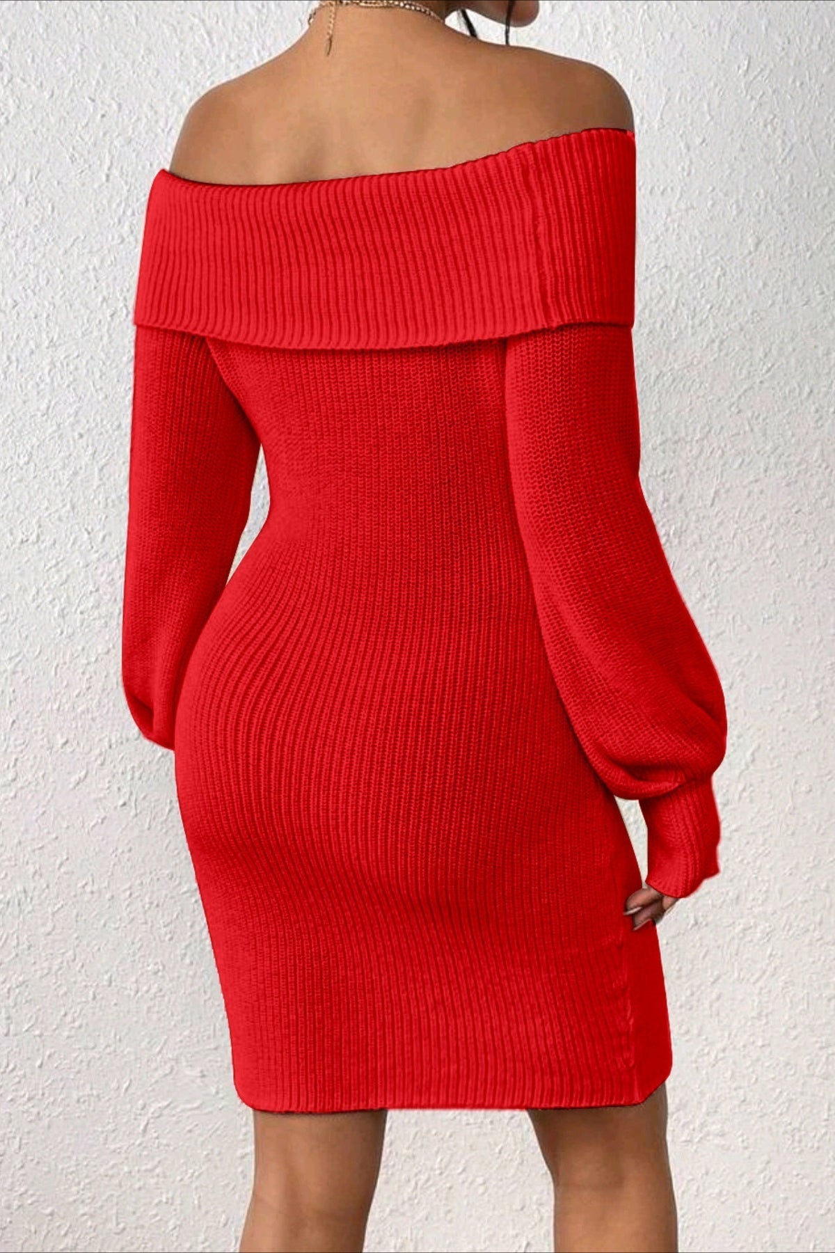 Vestido de punto entallado con hombros descubiertos y manga larga
