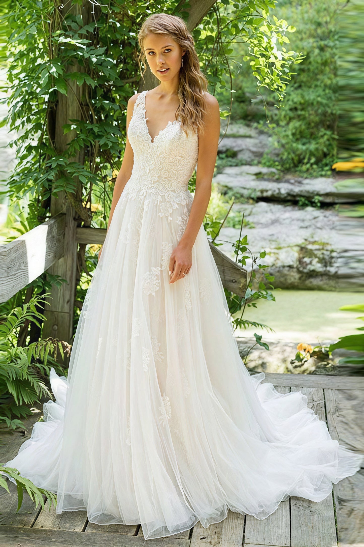 Vestido de novia de encaje con escote profundo en la espalda y cola