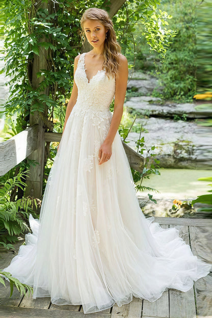 Vestido de novia de encaje con escote profundo en la espalda y cola