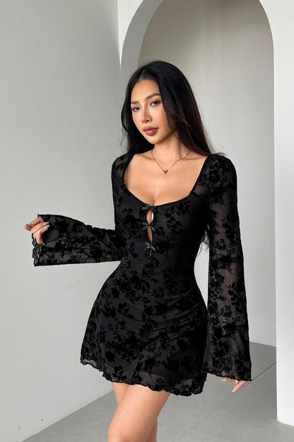 Vestido Mini de Manga Larga con Lazo y Recortes Florales de Terciopelo